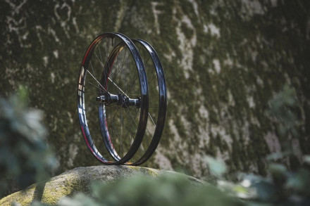 Колесо Zipp 3ZERO MOTO Tubeless Disc Brake 6-Bolt 27.5 Front 32Spokes 15x110mm Boost (21mm Standard &amp; 31mm RockShox Torque Caps included) Silver/Silver Graphic A1