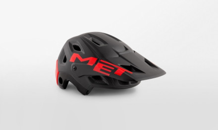 Шолом MET PARACHUTE MCR MIPS CE BLACK RED | MATT GLOSSY